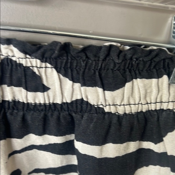 H & M Black and White linen blend shorts size Medium - Picture 5 of 8